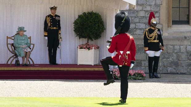 Pawai Ulang Tahun Ratu Elizabeth II Britain's Queen Elizabeth II looks out during a ceremony to mark her official birthday at Windsor Castle in Windsor, England, Saturday June 13, 2020. Queen Elizabeth II’s birthday is being marked with a special ceremony taking care for social distancing by everyone present amid the coronavirus pandemic. The Queen celebrates her 94th birthday this year. (Paul Edwards/Pool via AP)