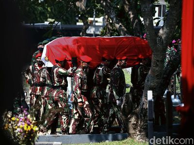 Pramono Edhie Wibowo Dimakamkan Secara Militer