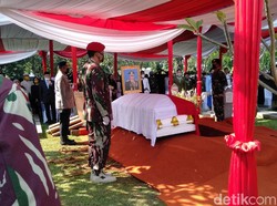 Usai Upacara Persemayaman, Jenazah Pramono Diberangkatkan ke TMP Kalibata