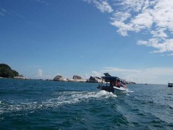 Potret Keindahan Pulau Batu Granit Berusia 200 Juta Tahun