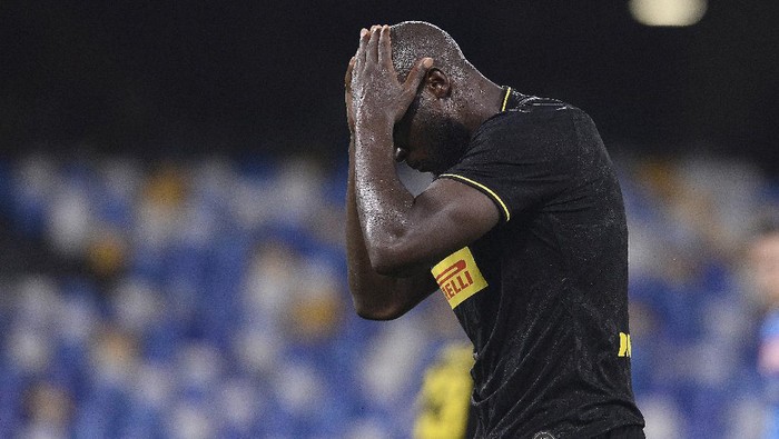Inters Romelu Lukaku holds his head during the Italian Cup second leg semifinal soccer match between Napoli and Inter Milan, at the Naples San Paolo Stadium, Italy, Saturday, June 13, 2020. The match is being played without spectators because of the COVID-19 restriction measures. (Cafaro/LaPresse via AP)