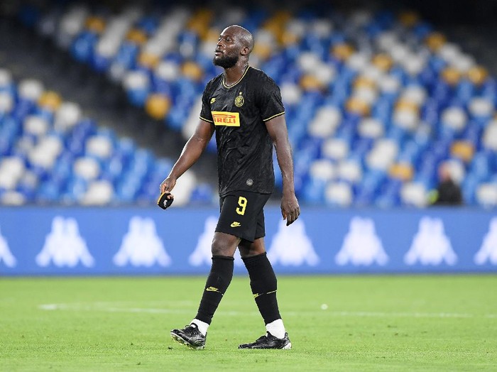 NAPLES, ITALY - JUNE 13: Romelu Lukaku of FC Internazionale leaves the pitch disappointed after the Coppa Italia Semi-Final Second Leg match between SSC Napoli and FC Internazionale at Stadio San Paolo on June 13, 2020 in Naples, Italy. (Photo by Francesco Pecoraro/Getty Images)