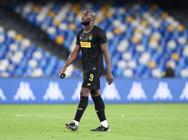 NAPLES, ITALY - JUNE 13: Romelu Lukaku of FC Internazionale leaves the pitch disappointed after the Coppa Italia Semi-Final Second Leg match between SSC Napoli and FC Internazionale at Stadio San Paolo on June 13, 2020 in Naples, Italy. (Photo by Francesco Pecoraro/Getty Images)