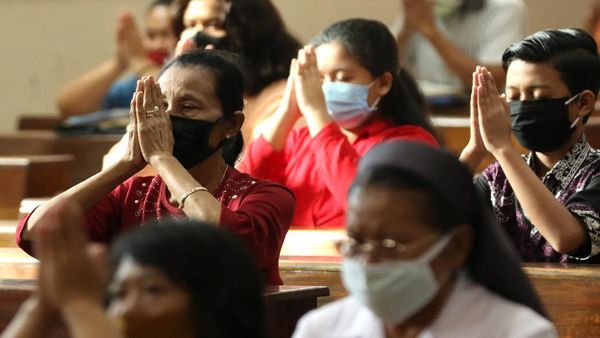 Umat Katolik Gelar Misa di Masa New Normal