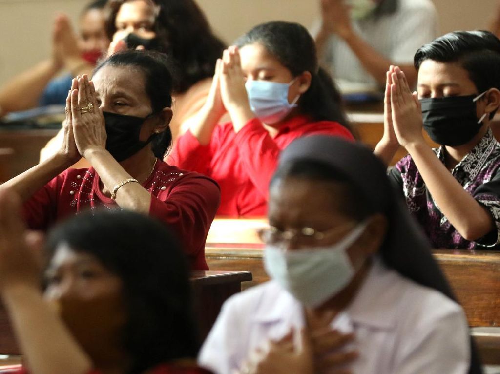 Umat Katolik Gelar Misa di Masa New Normal Umat Katolik Gelar Misa di Masa New Normal