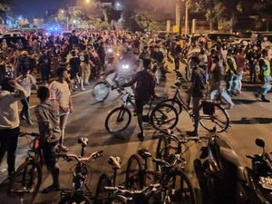 Viral Keributan Ribuan Pesepeda yang Padati Alun-alun Kota Mojokerto Viral Keributan Ribuan Pesepeda yang Padati Alun-alun Kota Mojokerto