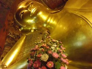 Potret Megah Buddha Emas Raksasa Tidur di Bangkok