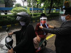 Potret Wisuda Drive Thru di Surabaya