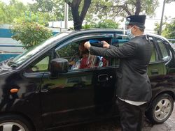 SD Islam di Surabaya Ini Wisuda Drive Thru di Tengah Pandemi COVID-19 SD Islam di Surabaya Ini Wisuda Drive Thru di Tengah Pandemi COVID-19