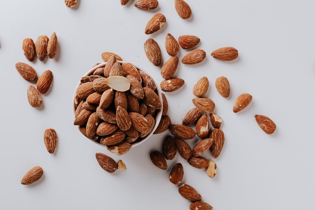 Selain serat, kacang almond juga sumber vitamin E yang baik untuk kulit tubuh.