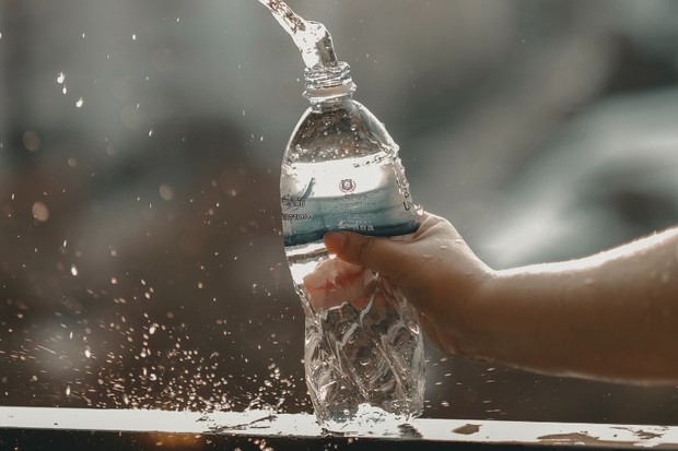 Cek standar dan izin edar produk/ sumber: Unsplash.com di Indonesia, label SNI dan BPOM bisa jadi jaminan air kemasan untuk dikonsumsi.