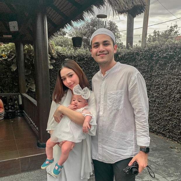 Adzana dan Rizky/Sumber: Instagram.com/Adzanabs Adzana dan Rizky saat merayakan lebaran tahun 2020 bersama dengan anak pertamanya Aleena Kyna Alatas