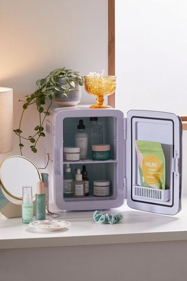 Kosmetik/pinterest.com Menyimpan kosmetik dalam kulkas mini