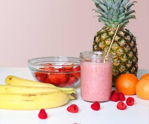 Smoothie Buah Nanas/sember:pexels.com/ Buah nanas pas dijadikan smoothie bersama dengan apel, strawberry dan buah-buahan lainnya.