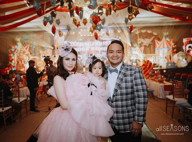 Momo dan Reza/ Sumber: Instagram.com/therealmomogeisha Momo dan Reza bersama anak pertamanya Sheena Gabriella Aurora Samudra merayakan ulang tahunnya anaknya yang ke 1 tahun