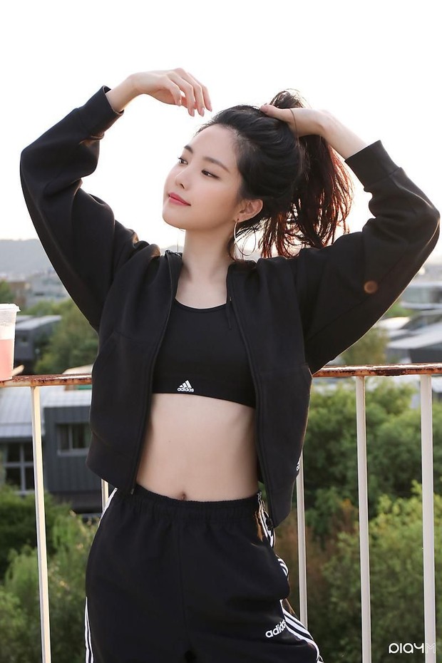 Naeun Apink melakukan pemotretan brand pakaian Adidas