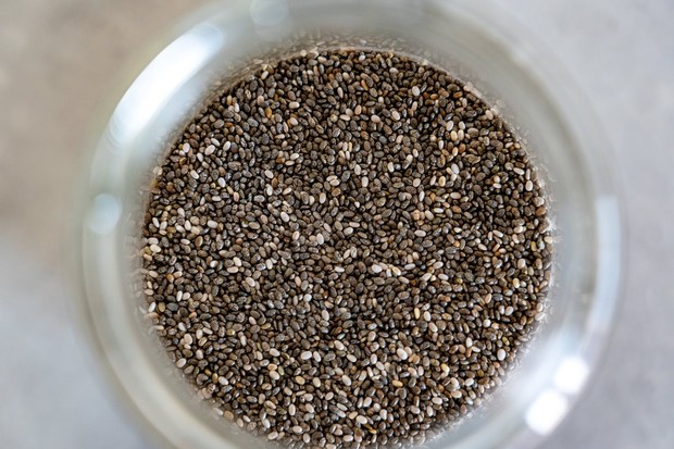 Chia seeds mudah dikonsumsi dan dicampurkan ke dalam berbagai jenis makanan.
