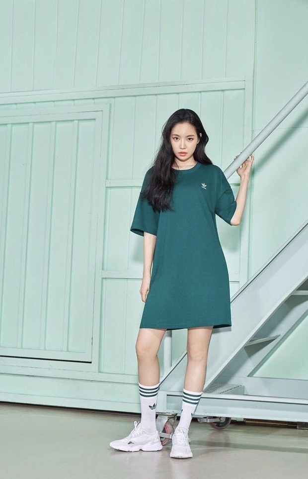Naeun Apink saat melakukan pemotretan brand Adidas