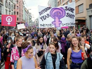 Ribuan Perempuan Swiss Berunjuk Rasa dengan Teriak Serentak Selama Semenit