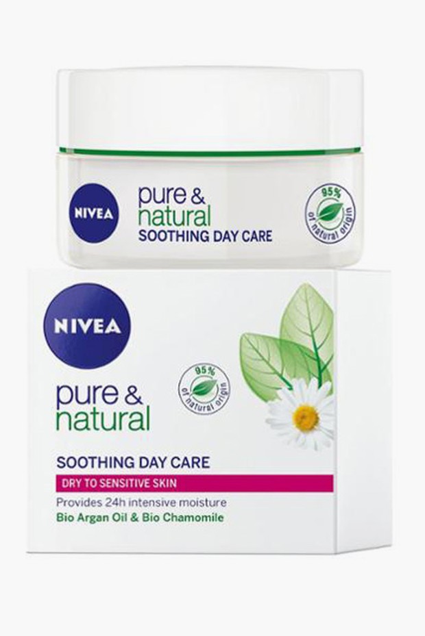 https://www.hellomagazine.com/ Nivea Pure & Natural Day Moisturiser mampu menutrisi intensif kulit hingga 24 jam.