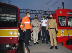 Anies-Bima Arya Kompak Tinjau Antrean Penumpang di Stasiun Bogor