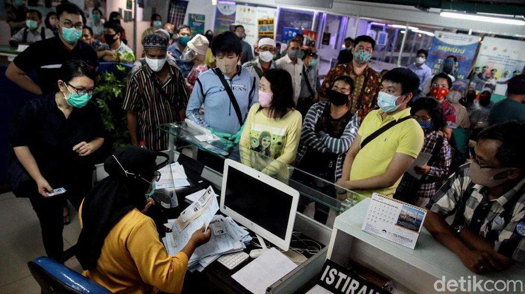 Antrean di Gerai Samsat Lippo Mall Puri Padat Antrean di Gerai Samsat Lippo Mall Puri Padat