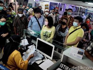 Antrean di Gerai Samsat Lippo Mall Puri Padat