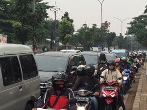 Senin Pagi, Arus Lalu Lintas Tangsel Menuju Jakarta Macet!