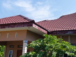 Atap Rumah Warga Jebol Diduga Kejatuhan Kursi Lontar Pesawat TNI AU