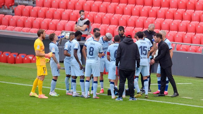 BILBAO, SPAIN - JUNE 14:  Diego Simeone, head coach of Atletico Madrid, speaks with his players on the touchline in front of empty stands during the Liga match between Athletic Club and Club Atletico de Madrid at San Mames Stadium on June 14, 2020 in Bilbao, Spain. (Photo by Juan Manuel Serrano Arce/Getty Images)