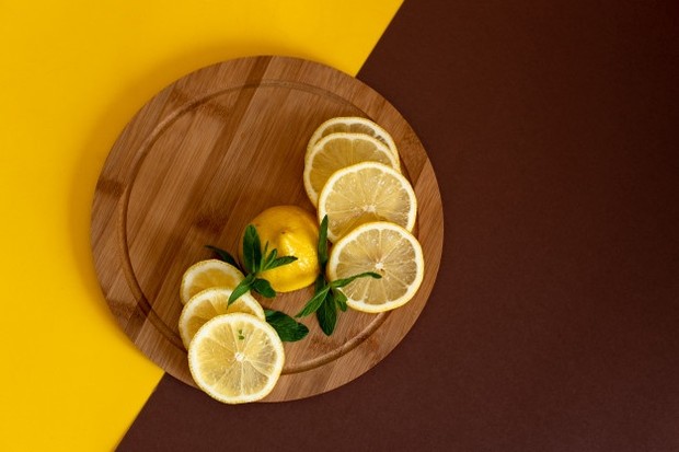 Air lemon/ sumber: Freepik.com perasan air lemon dapat mencerahkan kuku yang menguning