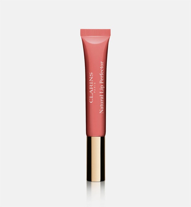 https://www.hellomagazine.com/ Clarins Natural Lip Perfector membuat bibir tampak berkilau, lembap, serta sehat.