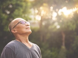 Jangan Ragu Lagi, Ini Alasan Lansia Harus Rutin Berjemur