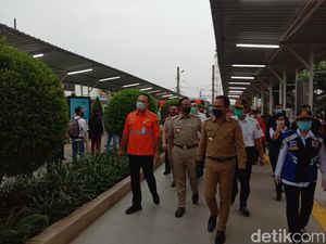 Bima Arya-Anies Baswedan Cek Lonjakan Penumpang di Stasiun Bogor