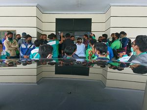 Puluhan Buruh di Cilegon Geruduk Kantor Wali Kota, Ngadu Di-PHK Sepihak