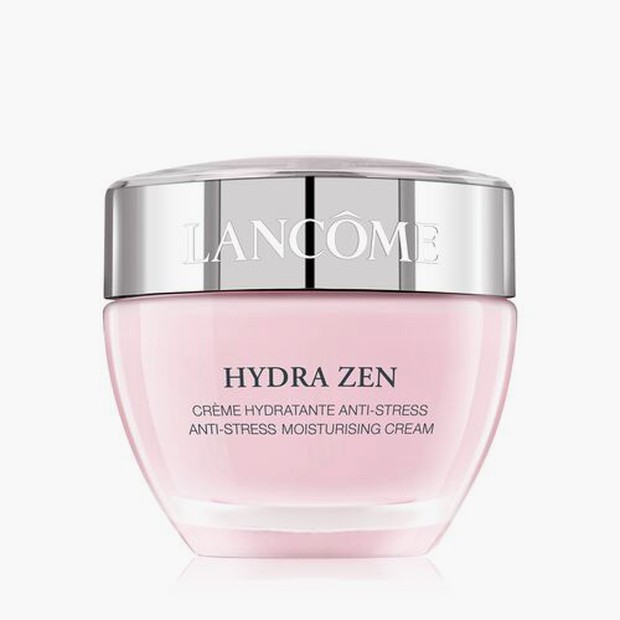 https://www.hellomagazine.com/ Lancome Hydra Zen Anti-Stress Day mengandung ekstrak tumbuhan alami untuk menutrisi, melembapkan, juga melindungi kulit dari iritasi.