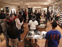 Longgarkan Lockdown, Inggris Mulai Berani Buka Pub Sampai Salon