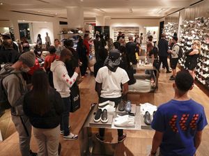 Longgarkan Lockdown, Inggris Mulai Berani Buka Pub Sampai Salon Longgarkan Lockdown, Inggris Mulai Berani Buka Pub Sampai Salon