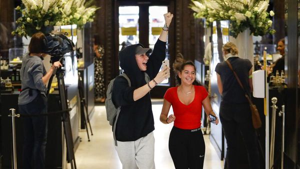 Warga Inggris Semringah Banget, Ada Apa?