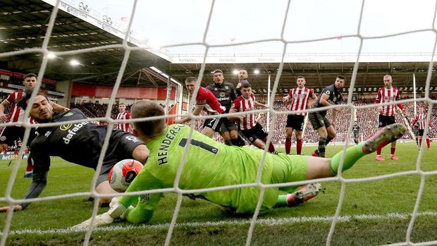 SHEFFIELD, ENGLAND - MARCH 07: Dean Henderson of Sheffield United saves a shot from Mario Vrancic of Norwich City during the Premier League match between Sheffield United and Norwich City at Bramall Lane on March 07, 2020 in Sheffield, United Kingdom. (Photo by Nigel Roddis/Getty Images)