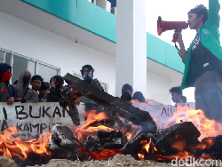 Mahasiswa IAIN Parepare Demo Bakar Ban, Minta Dispensasi UKT karena Pandemi