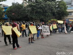 Mahasiswa Papua Blokade Jalan di Malang Minta 7 Tahanan Politik Dibebaskan