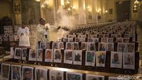 Deretan Foto-foto Korban Corona Ditempel di Gereja Peru