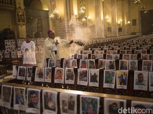 Deretan Foto-foto Korban Corona Ditempel di Gereja Peru
