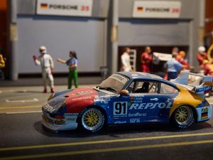 Hobi Koleksi Diecast Porsche, Pria Ini Dapat Hadiah Tak Terduga