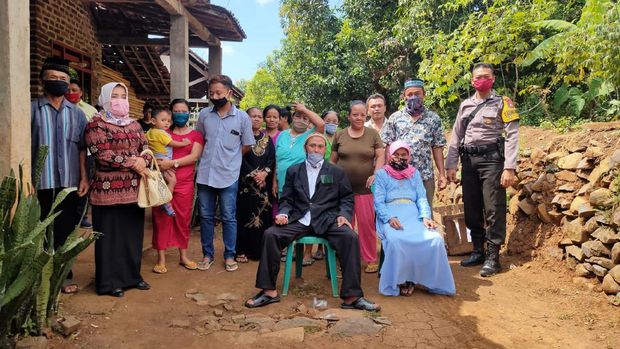 Cinta tidak memandang usia. Itulah yang tengah dirasakan sepasang suami istri di Nganjuk, Yatemi dan Nuryani.