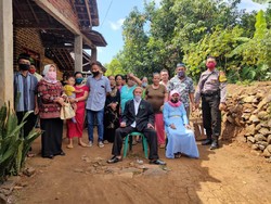 Witing Tresno Jalaran Soko Kulino, Duda Muda di Nganjuk Nikahi Nenek 72 Tahun