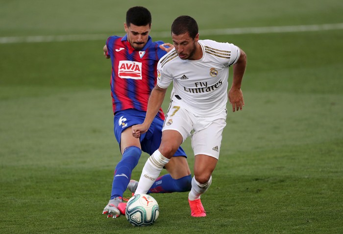 MADRID, SPAIN - JUNE 14: Segio Alvarez of Eibar battles for possession with Eden Hazard of Real Madrid  during the Liga match between Real Madrid CF and SD Eibar SAD at Estadio Alfredo Di Stefano on June 14, 2020 in Madrid, Spain. (Photo by Gonzalo Arroyo Moreno/Getty Images)