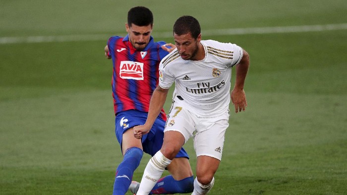 MADRID, SPAIN - JUNE 14: Segio Alvarez of Eibar battles for possession with Eden Hazard of Real Madrid  during the Liga match between Real Madrid CF and SD Eibar SAD at Estadio Alfredo Di Stefano on June 14, 2020 in Madrid, Spain. (Photo by Gonzalo Arroyo Moreno/Getty Images)