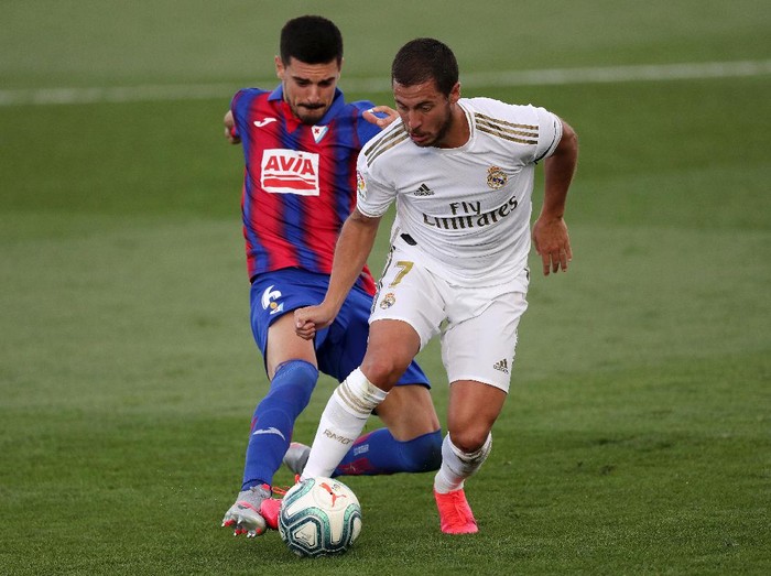 MADRID, SPAIN - JUNE 14: Segio Alvarez of Eibar battles for possession with Eden Hazard of Real Madrid  during the Liga match between Real Madrid CF and SD Eibar SAD at Estadio Alfredo Di Stefano on June 14, 2020 in Madrid, Spain. (Photo by Gonzalo Arroyo Moreno/Getty Images)
